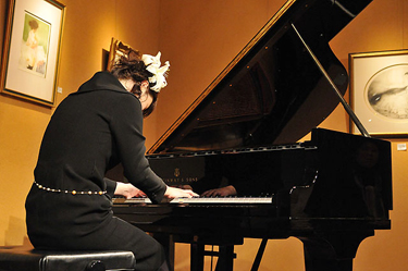 ピアニスト(藤丸麗さん)の演奏風景