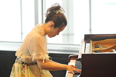 ピアニスト(藤丸麗さん)の演奏風景