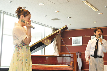 ピアニスト(藤丸麗さん)と弊社代表取締役
