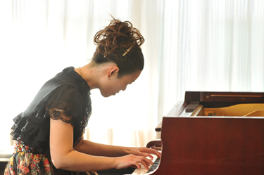 ピアニスト(藤丸麗さん)の演奏風景