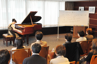 ピアニスト(藤丸麗さん)の演奏風景