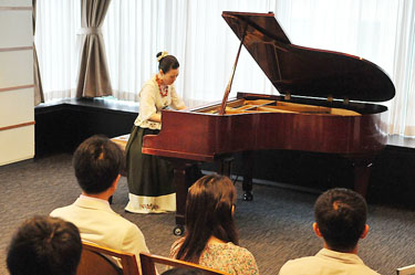 ピアニスト(藤丸麗さん)の演奏風景