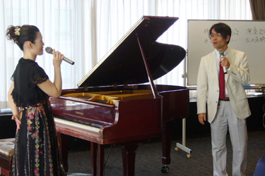 ピアニスト(藤丸麗さん)と弊社代表取締役