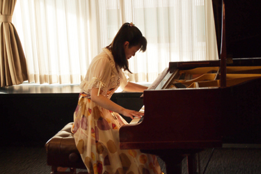 ピアニスト(藤丸麗さん)の演奏風景