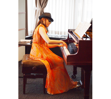 ルパン三世に扮して弾くピアニスト(磯部澄葉さん)