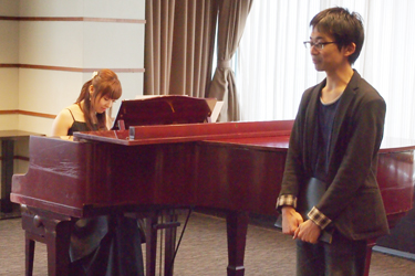 ピアニスト（磯部澄葉さん）と朗読の読み手（飯干大嵩さん）