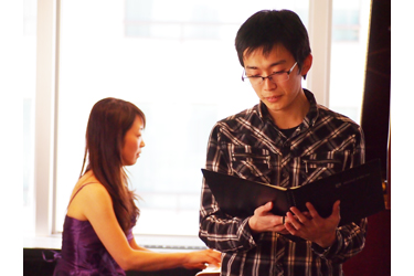 ピアニスト（戸谷誠子さん）と朗読の読み手（飯干大嵩さん）