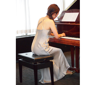 ピアニスト（戸谷誠子さん）演奏中