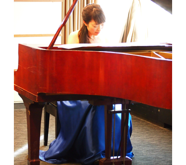 ピアニスト（戸谷誠子さん）演奏中