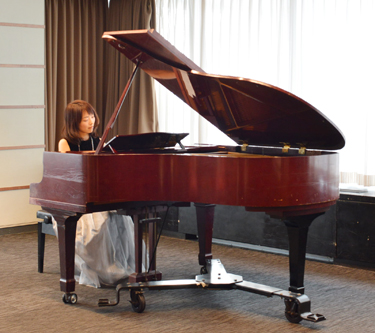 ピアニスト（戸谷誠子さん）演奏中