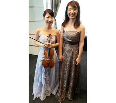 藍川理映子さん(ヴァイオリン)と戸谷誠子さん(ピアノ)