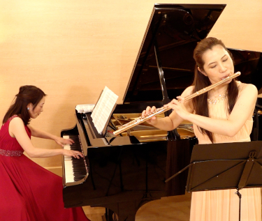 ピアニスト（戸谷誠子さん）、フルーティスト(邊見亜矢さん)