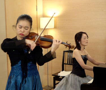 ピアニスト（戸谷誠子さん）、ヴァイオリン（江頭摩耶さん）