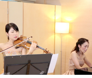 ヴァイオリン（藍川理映子さん）、ピアニスト（戸谷誠子さん）
