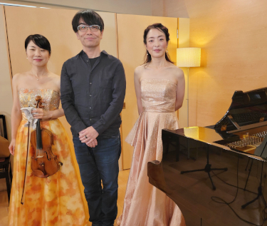 左からヴァイオリン（藍川理映子さん）、弊社代表取締役、ピアノ（戸谷誠子さん）