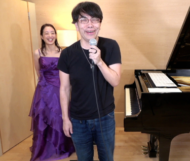 弊社代表取締役、ピアノ（戸谷誠子さん）