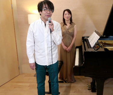 弊社代表取締役、ピアノ（戸谷誠子さん）