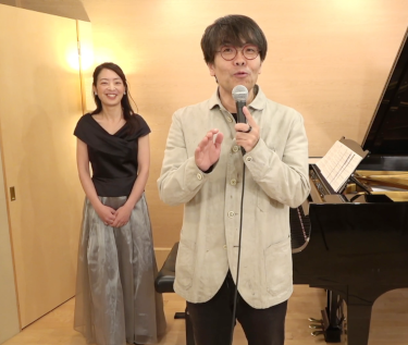 左からピアノ（戸谷誠子さん）、弊社代表取締役