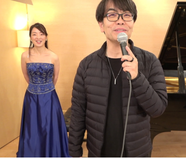 左からピアノ（戸谷誠子さん）、弊社代表取締役