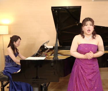 ピアノ（戸谷誠子さん）、ソプラノ：船越亜弥さん