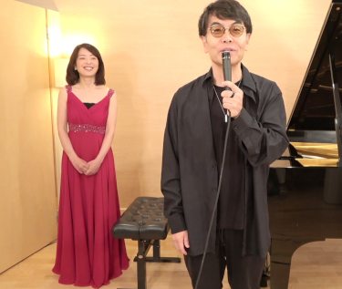 左からピアノ（戸谷誠子さん）、弊社代表取締役