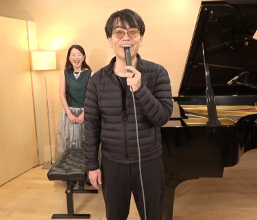 左からピアノ（戸谷誠子さん）、弊社代表取締役