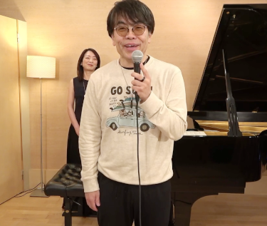 左からピアノ（戸谷誠子さん）、弊社代表取締役