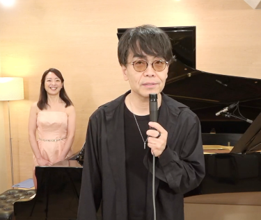 左からピアノ（戸谷誠子さん）、弊社代表取締役