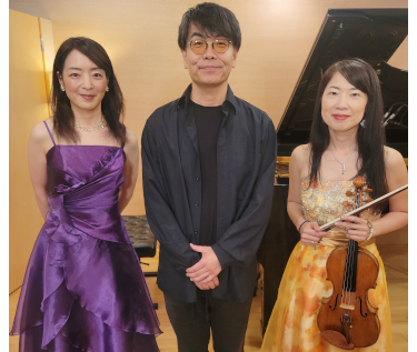 左からピアノ（戸谷誠子さん）、弊社代表取締役、ヴァイオリン（藍川理映子さん）