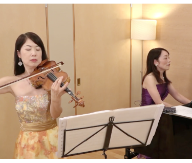 ヴァイオリン（藍川理映子さん）、ピアノ（戸谷誠子さん）