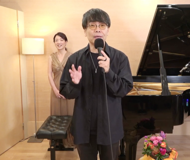 左からピアノ（戸谷誠子さん）、弊社代表取締役）