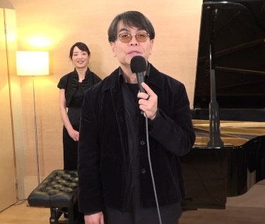 左からピアノ（戸谷誠子さん）、弊社代表取締役